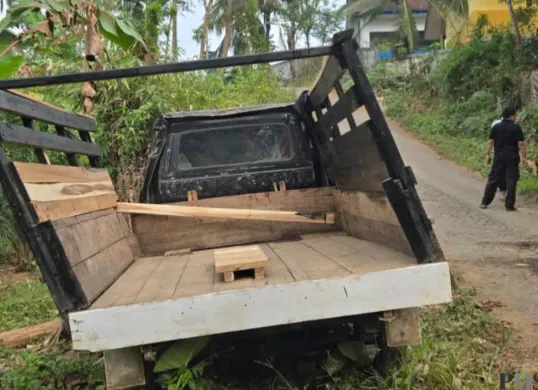 Mobil Pickup yang mengangkut siswa SD di Jalan Munjul, Pandeglang. (Sumber: Pos Kota/ Samsul Fatoni)