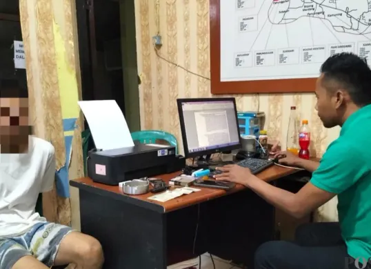 Tersangka pengedar narkoba saat menjalani pemeriksaan di ruang Unit 1 Satresnarkoba Polres Serang. (Sumber: Pos Kota/ Rahmat Haryono)