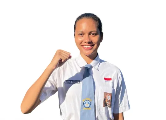 Siswi SMA Negeri 8 Jayapura, Neeltje Deliana Insjowi Werimon, dipercaya menjalankan tugas sebagai pembawa baki Sang Merah Putih pada upacara penurunan bendera di Istana Merdeka (Sumber: Instagram/@kesbangpolkotajayapura)
