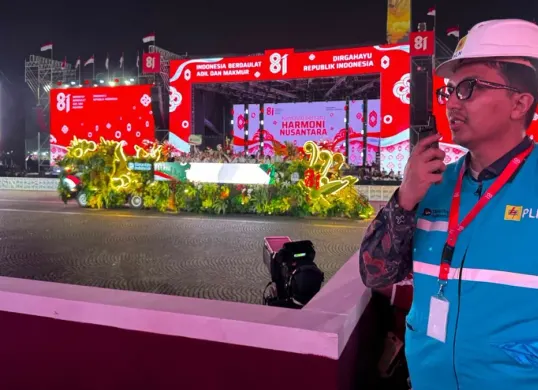 Petugas PLN UID Jakarta Raya bersiaga di lokasi Pesta Rakyat HUT ke-81 RI selama 24 jam untuk memastikan keandalan pasokan listrik sepanjang kegiatan berlangsung. (Sumber: Dok. PLN UID Jakarta Raya)
