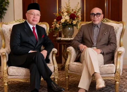 Ketua Yayasan Pesantren Indonesia, Datuk Iskandar Saefullah (kiri), mendesak Kejaksaan Negeri Indramayu segera mengembalikan aset dan dana Al-Zaytun sesuai putusan pengadilan. (Sumber: Istimewa)