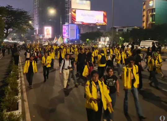 Ratusan mahasiswa yang tergabung dalam Badan Eksekutif Mahasiswa (BEM) Universitas Indonesia membubarkan diri setelah menggelar aksi demonstrasi di kawasan Dukuh Atas, Jakarta Pusat, Selasa, 18 Agustus 2026. (Sumber: Pos Kota/ Ali Mansur)