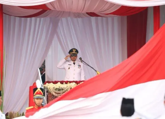 Wakil Wali Kota Tangsel, Pilar Saga Ichsan saat upacara penurunan bendera merah putih di Lapangan Batalyon Kavaleri 9/Satya Dharma Kala, Kecamatan Serpong Utara, Senin, 17 Agustus 2026. (Sumber: Dok. Pemkot Tangsel)