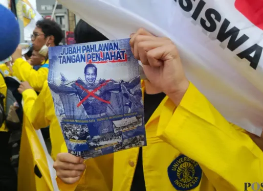 Mahasiswa yang tergabung dalam Badan Eksekutif Mahasiswa Universitas Indonesia (BEM UI) menggelar aksi demonstrasi di kawasan Bundaran Hotel Indonesia (HI), Jakarta Pusat, Selasa, 18 Agustus 2026. (Sumber: Pos Kota/ Ali Mansur)