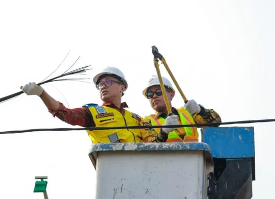 Penertiban kabel dan tiang fiber optik ilegal di sejumlah ruas jalan di Kota Tangsel. (Sumber: Dok. Pemkot Tangsel)