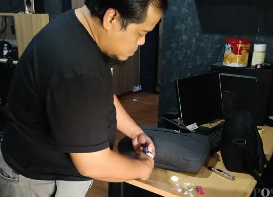 Petugas Satresnarkoba Polres Serang menunjukkan barang bukti sabu dari tersangka NR. (Sumber: Pos Kota/ Rahmat Haryono)