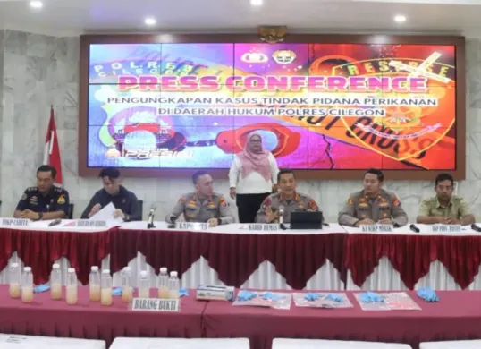 Kabidhumas Polda Banten didampingi Kapolres AKBP M. Probandono Bobby Danuardi saat konferensi pers penyeludupan BBL di Pelabuhan Merak. (Sumber: Bidhumas Polda Banten)