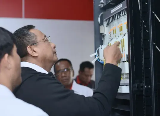 Direktur Network Telkom, Nanang Hendarno meninjau penanganan dan pemulihan layanan telekomunikasi digital di wilayah NTT. (Sumber: Dok. Telkom Indonesia)