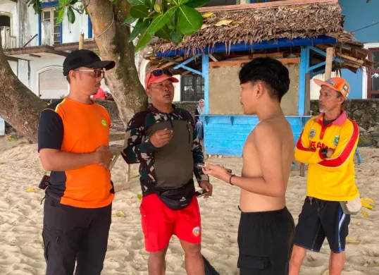Tim SAR Gabungan saat melakukan proses pencarian korban terseret arus ombak di pantai Carita, Pandeglang. (Sumber: Basarnas Banten)