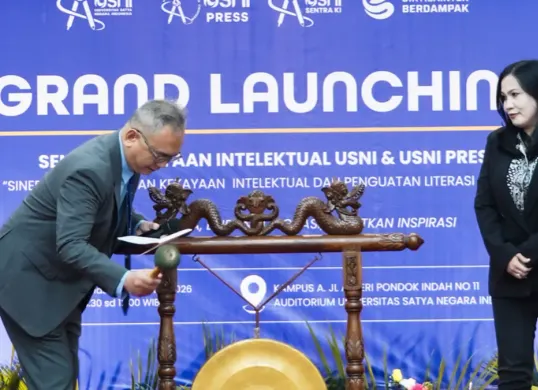 Rektor USNI, Sihar P. H. Sitorus (kiri) dan Wakil Rektor I dan III USNI sekaligus Kepala USNI Press, Dian Alanudin (kanan) saat peluncuran Sentra KI USNI dan USNI Press pada Selasa, 18 Agustus 2026. (Sumber: Istimewa)