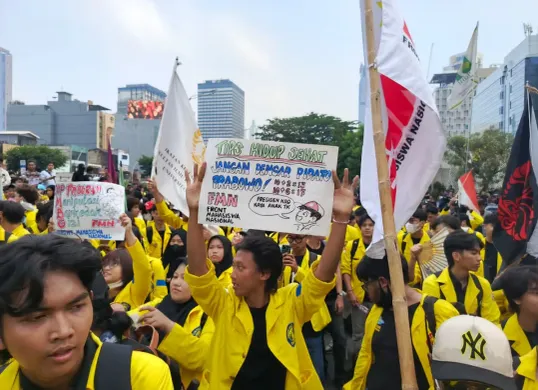 Massa mahasiswa berada di sekitar Jalan Jenderal Sudirman saat aksi demonstrasi di kawasan Bundaran HI, Jakarta, Selasa (18/8/2026). (Sumber: Poskota/ Ali Mansur)