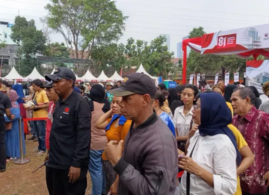 Ribuan warga memadati lokasi Jamuan Rakyat di kawasan Tanah Abang, Jakarta Pusat, untuk menikmati makanan, sembako, hiburan, dan layanan kesehatan gratis. (Sumber: Poskota)