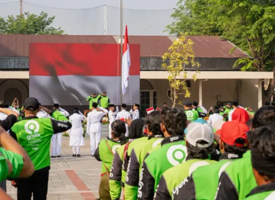 Potret driver ojek online (ojol) yang menjadi pengibar Bendera Merah Putih saat memperingati Hari Kemerdekaan Republik Indonesia ke-81. (Sumber: Istimewa)