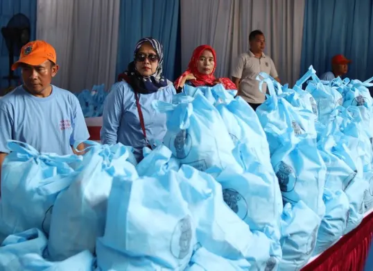 Pembagian sembako dalam Jamuan Rakyat bertepatan dengan HUT ke-81 RI di wilayah Jatinegara, Jakarta Timur, Selasa, 18 Agustus 2026. (Sumber: Dok. Istimewa)