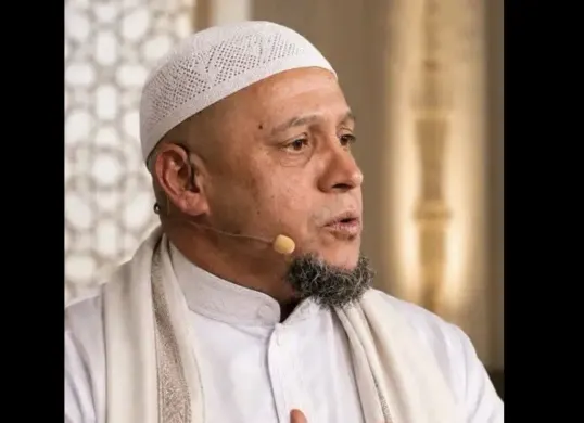 Roberto Carlos kembali menjadi sorotan setelah muncul klaim bahwa legenda Brasil dan Real Madrid tersebut telah mengucapkan syahadat di São Paulo, Brasil. (Sumber: Facebook)