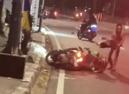 Pria berinisial J mengamuk dan diduga memukul sejumlah pengendara motor di kawasan Lenteng Agung, Jagakarsa, Jakarta Selatan. (Sumber: Instagram)