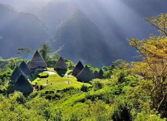 Salah satu destinasi wisata di Nusa Tenggara Timur (NTT) masih ditutup sementara setelah wilayah tersebut diguncang gempa bumi bermagnitudo (M) 7,7, Wae Rebo. (Sumber: X/@Silfinov)