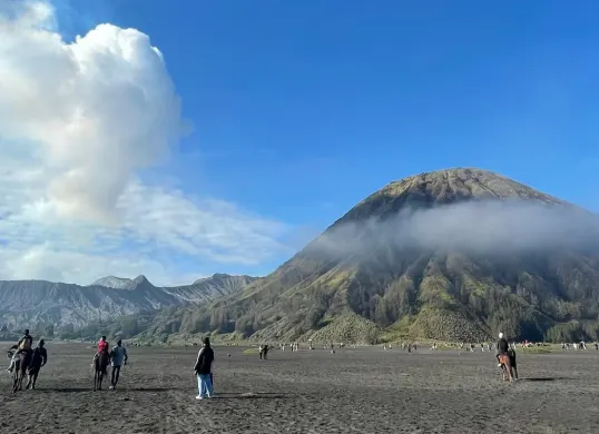 Kawasan wisata Gunung Bromo, Jawa Timur, dibuka kembali setelah sempat ditutup total akibat kebakaran hutan dan lahan (karhutla). (Sumber: Mutia Dheza Cantika/Poskota)