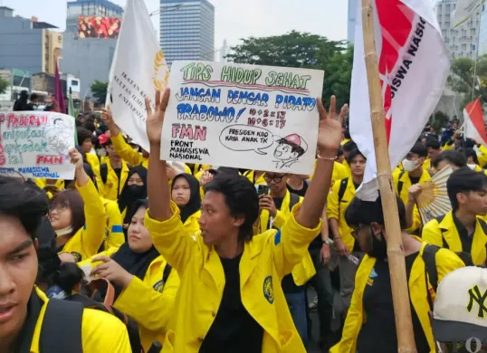 Potret sejumlah massa BEM UI yang melakukan demonstrasi di kawasan Jalan Jenderal Sudirman pada Selasa, 18 Agustus 2026 karena ditahan aparat kepolisian. (Sumber: Poskota)