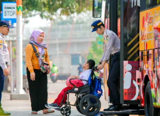 Layanan bus sekolah antar-jemput gratis bagi peserta didik penyandang disabilitas di DKI Jakarta. (Sumber: Dishub DKI Jakarta)