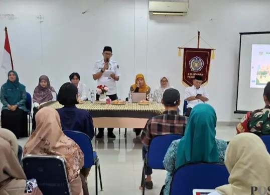 Lurah Pengasinan Ari Andriana Wijaya, bersama Kementrian PPPAP dan DP3AP2KB Kota Depok dalam implementasi Ruang Bersama Indonesia di Kantor Kelurahan Pengasinan. (Sumber: Pos Kota/ Angga)