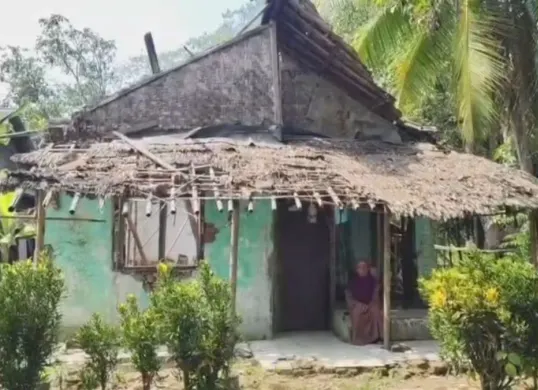 Kondisi bangunan rumah Sanami, warga Cimoyan, Patia, Kabupaten Pandeglang. (Sumber: Dok. Istimewa)