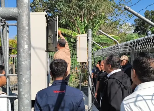 Direktur Network Telkom Nanang Hendarno  dan tim teknis TelkomGroup melakukan pengecekan perangkat jaringan di salah satu site terdampak gempa di Nusa Tenggara Timur (NTT). (Sumber: Telkom Indonesia)