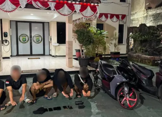 Tim Sat Brimob Polda Metro Jaya menangkap lima pemuda yang diduga hendak melakukan balap liar di Jalan Pondok Kelapa Raya, Duren Sawit, Jakarta Timur, Kamis, 20 Agustus 2026 dini hari. (Sumber: Polda Metro Jaya)