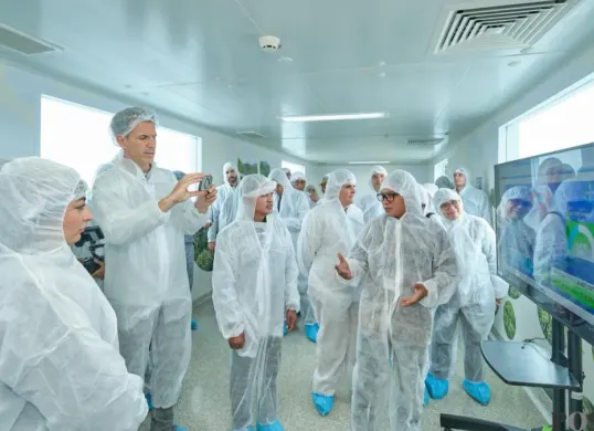 Wamenkes RI Dante Saksono Harbuwono mendampingi Menteri Federal Jerman Reem Alabali Radovan dan Duber Jerman Ralf Beste meninjau panel surya atap di pabrik Bayer Healthcare Cimanggis, Depok. (Sumber: Pos Kota)