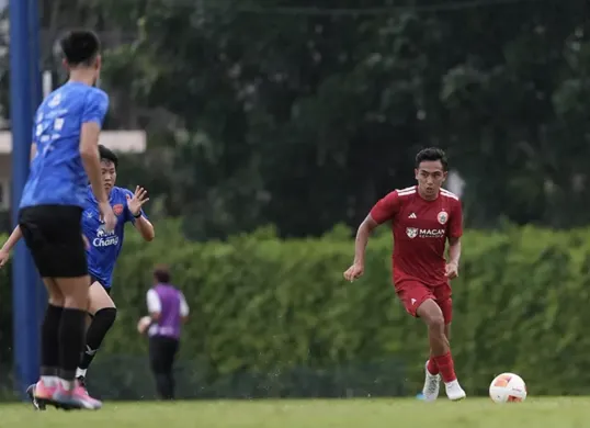 Rayhan Hannan menjadi pencetak dua gol saat Persija Jakarta mengalahkan Police Tero FC 2-1 dalam laga uji coba di Alpine Football Camp Training, Bangkok, Thailand, Rabu (19/8/2026). (Sumber: Ileague)