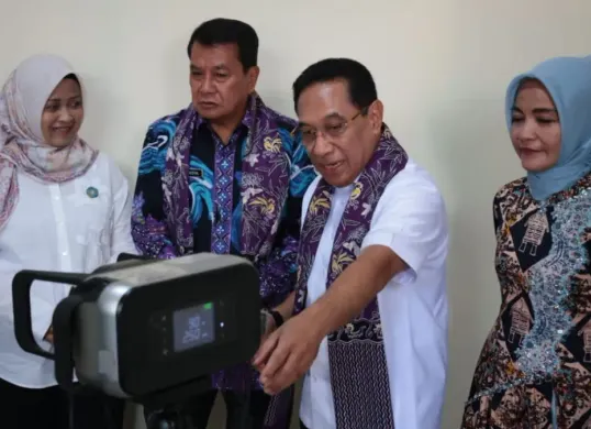 Bupati Tangerang Moch. Maesyal Rasyid mendampingi Wamenkes Benjamin Paulus Octavianus meninjau langsung pelaksanaan program Desa Siaga TB di Desa Sukaharja, Kecamatan Sindang Jaya, Kabupaten Tangerang, Kamis, 20 Agustus 2026. (Sumber: Dok. Istimewa)