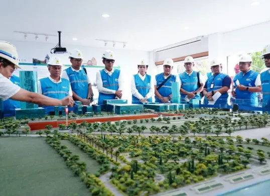 Jajaran Manajemen PLN menyimak pemaparan pengembangan MRT Jakarta Fase 2A rute Bundaran HI–Kota Tua saat kunjungan ke Stasiun MRT Monas, Jakarta Pusat. (Sumber: Dok. PLN UID Jakarta Raya)