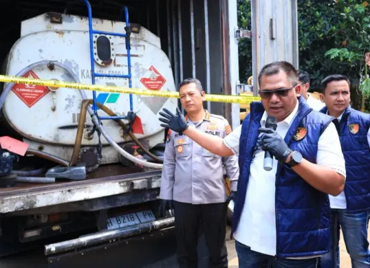 Dirreskrimsus Polda Banten, Kombes Pol Yudhis Wibisana memberikan keterangan pres kasus penambangan ilegal dan penyalahgunaan BBM bersubsidi. (Sumber: Dok. Istimewa)