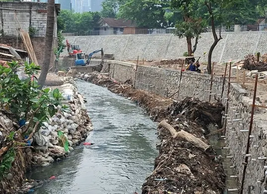Perbaikan turap batu di atas Kali Mampang, Kelurahan Kuningan Barat, Kecamatan Mampang Prapatan, Jakarta Selatan. (Sumber: Poskota/Angga Pahlevi)