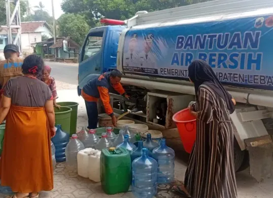 Distribusi bantuan air bersih kepada warga terdampak kekeringan di Kabupaten Lebak, Banten. (Sumber: Dok. BPBD Lebak)