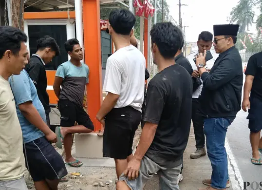 Sejumlah sopir truk ekspedisi melakukan protes soal palang parkir berbayar di Kawasan Industri Pancatama beberapa waktu lalu. (Sumber: Pos Kota/ Rahmat Haryono)