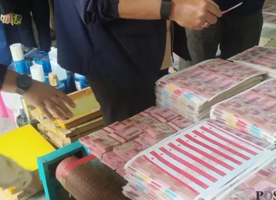 Polda Metro Jaya membongkar sindikat pembuatan uang kertas palsu atau upal pecahan Rp100.000 sebanyak 360.000 lembar di sebuah ruko kawasan Taman Tekno, Kecamatan Setu, Kota Tangerang Selatan. (Sumber: Pos Kota/ Ali Mansur)