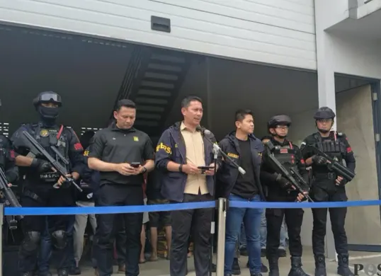 Polda Metro Jaya membongkar sindikat pembuatan uang kertas palsu atau upal pecahan Rp100.000 sebanyak 360.000 lembar di sebuah ruko kawasan Taman Tekno, Kecamatan Setu, Kota Tangerang Selatan. (Sumber: Pos Kota/ Ali Mansur)