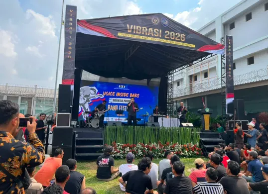 Warga binaan menampilkan bakat musik dalam festival VIBRASI 2026 di Rutan Kelas I Jakarta Pusat dalam rangka memperingati HUT ke-81 Kemerdekaan RI. (Sumber: Istimewa)