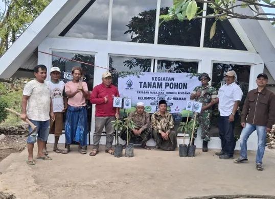 Yayasan Nusa Jaya Tumbuh Bersama bersama warga dan pemuda melakukan penanaman pohon di Desa Daramista, Kecamatan Lenteng, Sumenep, sebagai bagian dari gerakan penghijauan. (Sumber: Istimewa)
