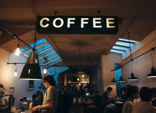 Deretan coffee shop di kawasan PIK menawarkan pilihan tempat nongkrong dengan konsep dan menu yang beragam, cocok untuk menghabiskan akhir pekan. (Sumber: PxHere)