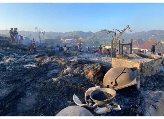 Kampung Adat Sade di Desa Rembitan, Kecamatan Pujut, Kabupaten Lombok Tengah, Nusa Tenggara Barat (NTB), dilanda kebakaran pada Sabtu malam, 22 Agustus 2026. (Sumber: X/@danskuss)