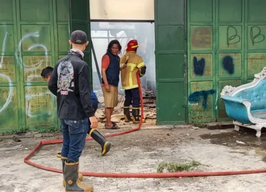 Petugas memadamkan api di ruko kosong di Jalan Raya Serang-Pandeglang, Kampung Kadulawang, Kelurahan Cigadung, Kecamatan Karangtanjung, Kabupaten Pandeglang, Minggu, 23 Agustus 2026. (Sumber: Dok. Istimewa)
