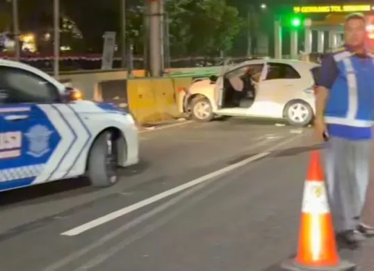 Sejumlah kendaraan mengalami kecelakaan beruntun di Gerbang Tol Senayan, Minggu, 23 Agustus 2026. (Sumber: Threads/@_candoit)