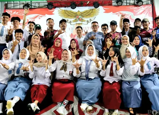Kemeriahan pentas seni HUT ke-81 RI bertemakan Melodi Masa Sekolah di RT 03 RW 06 Kelurahan Ratu Jaya, Kecamatan Pancoran Mas, Kota Depok. (Sumber: Poskota/Angga Pahlevi)