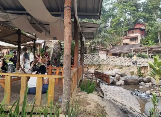 Suasana dan pemandangan di Kaliwatu Cafe & Resto yang berada di Kp. Cilaya, Karang Tengah, Kecamatan Babakan Madang, Kabupaten Bogor. (Sumber: Poskota/Ali Mansur)