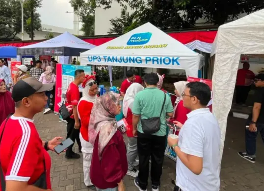 Pengunjung mengunjungi booth PLN UP3 Tanjung Priok untuk mendapatkan informasi mengenai promo tambah daya listrik diskon 50 persen melalui program Merdeka Daya. (Sumber: Dok. PLN UID Jakarta Raya)