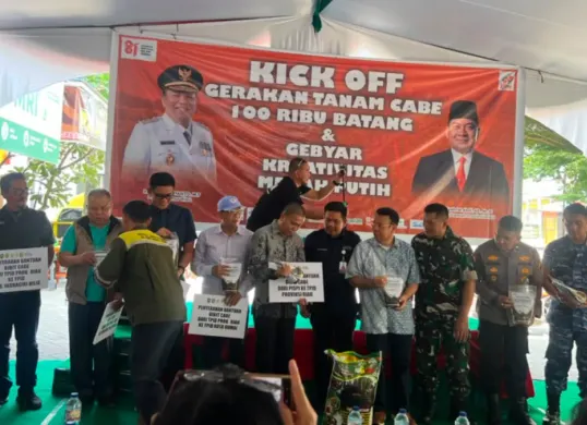 Potret penyerahan 100.000 batang cabai untuk memperkuat ketahanan pangan daerah sekaligus mendorong peningkatan ekonomi petani berbasis potensi lokal di Provinsi Riau. (Sumber: Istimewa)