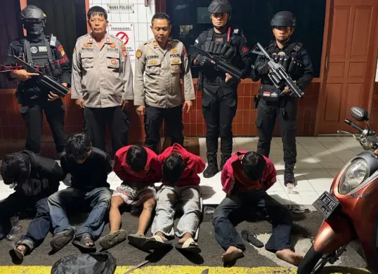 Tim KRYD Brimob Batalyon C Pelopor Satbrimob Polda Metro Jaya menangkap lima pelajar yang diduga hendak tawuran di Ciputat Timur, Tangerang Selatan, Minggu, 23 Agustus 2026. (Sumber: Dok. Istimewa)