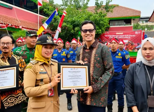 Manager PLN Bandengan Hendar Prisnadianta Yanuardhana menerima Penghargaan dari Wali Kota Jakbar Iin Mutmainnah atas Penaggulangan Bahaya Kebakaran 2026. (Sumber: Dok. PLN UID Jakarta Raya)